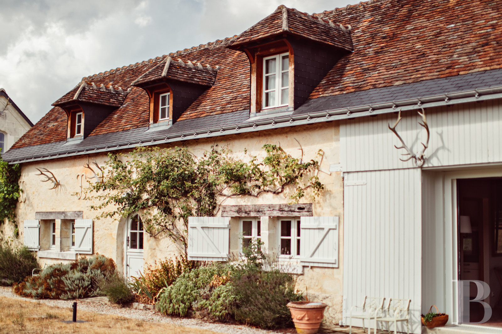 A country house rental for a year with access to the services and facilities of a large estate, an hour’s train ride from Paris in Touraine  - photo  n°1
